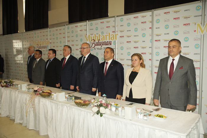 MHP’Lİ UÇAK TÜM MUHTARLARA CEP TELEFONU NUMARASINI VERDİ 