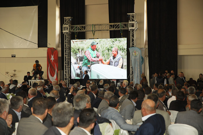 MHP’Lİ UÇAK TÜM MUHTARLARA CEP TELEFONU NUMARASINI VERDİ 