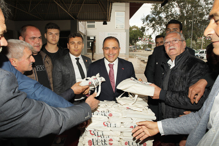 MHP’Lİ UÇAK TÜM MUHTARLARA CEP TELEFONU NUMARASINI VERDİ 