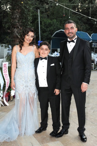 SİYASET VE İŞ İDÜNYASI AKAN AİLESİNİN MUTLU GÜNÜNDE BİR ARAYA GELDİ