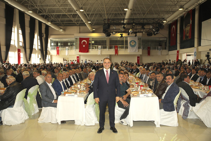 MHP’Lİ UÇAK TÜM MUHTARLARA CEP TELEFONU NUMARASINI VERDİ 