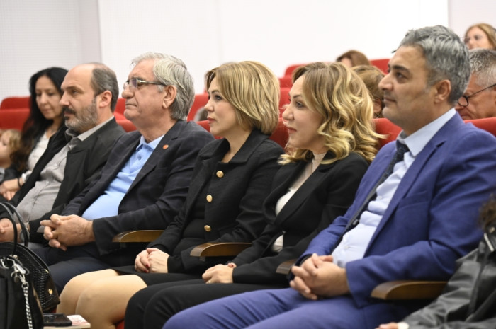 MANİSA’DA ŞİİR VE TÜRKÜ RÜZGARI ESTİ