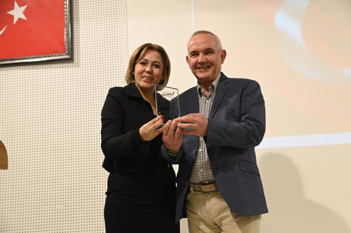 MANİSA’DA ŞİİR VE TÜRKÜ RÜZGARI ESTİ