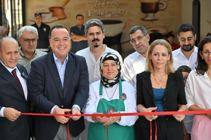 AHMETLİ’DE FERDİ ZEYREK PARKI AÇILDI