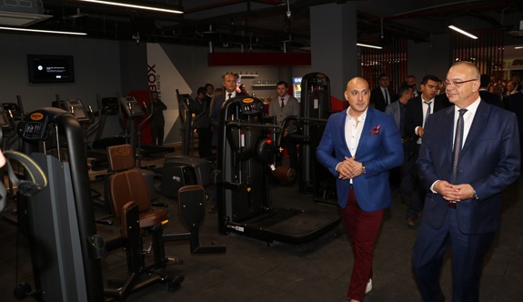 İKİZ KULELERE GÖRKEMLİ AÇILIŞ