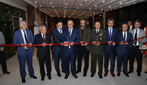 İKİZ KULELERE GÖRKEMLİ AÇILIŞ