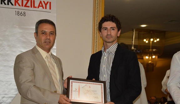 TÜRK KIZILAY'I PLAKET TAKDİMİ