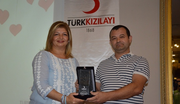 TÜRK KIZILAY'I PLAKET TAKDİMİ