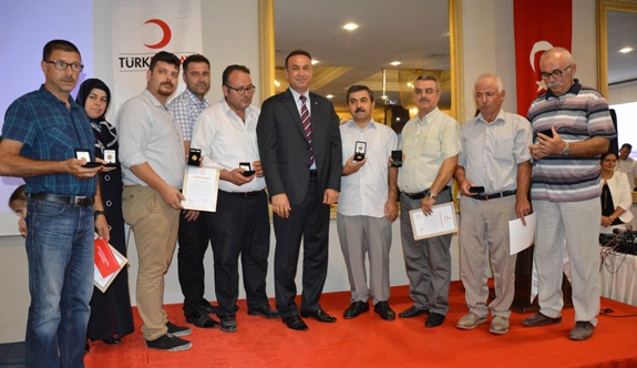 TÜRK KIZILAY'I PLAKET TAKDİMİ
