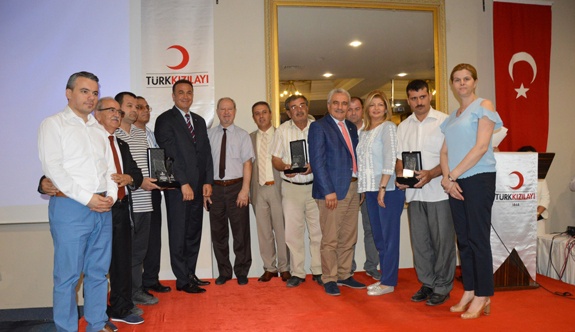 TÜRK KIZILAY'I PLAKET TAKDİMİ