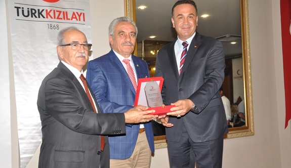 TÜRK KIZILAY'I PLAKET TAKDİMİ