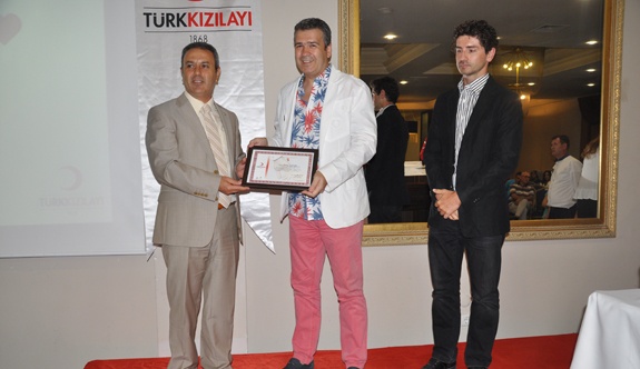TÜRK KIZILAY'I PLAKET TAKDİMİ