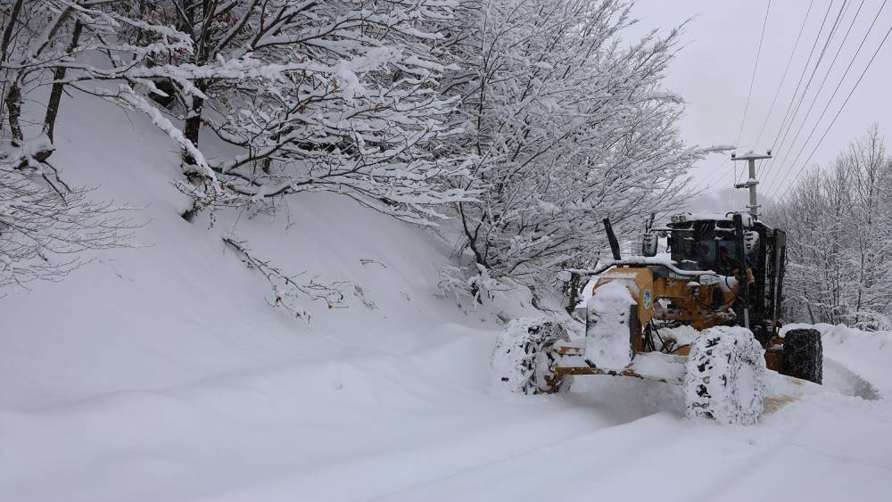 Beyaza b&uuml;r&uuml;nen Sakarya&rsquo;da 36 noktada kar k&uuml;reme &ccedil;alışmaları s&uuml;r&uuml;yor
