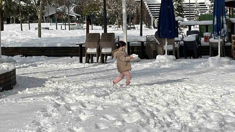 Karın yağışına en &ccedil;ok &ccedil;ocuklar sevindi

