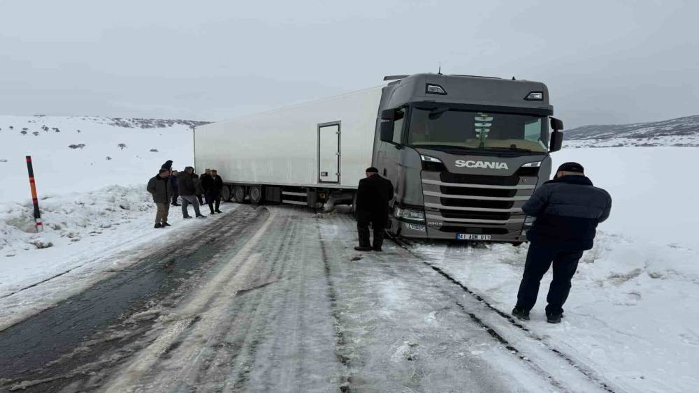 Varto&rsquo;da kar nedeniyle kayan tır ulaşımı durdurdu
