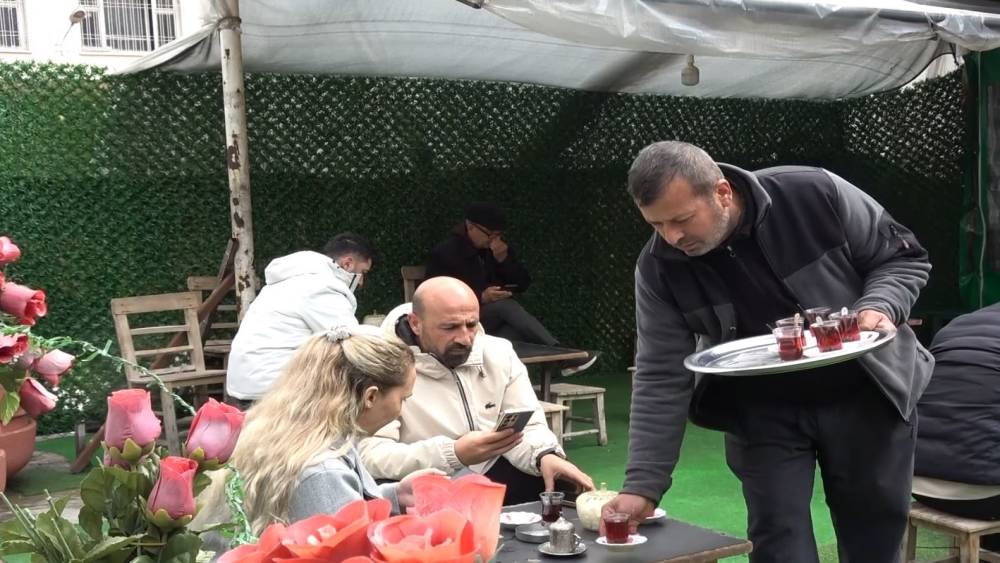 52 yıldır muhabbetle çay demliyor