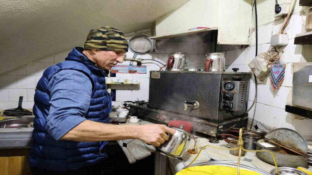 Tek koluyla hayata dört elle sarıldı