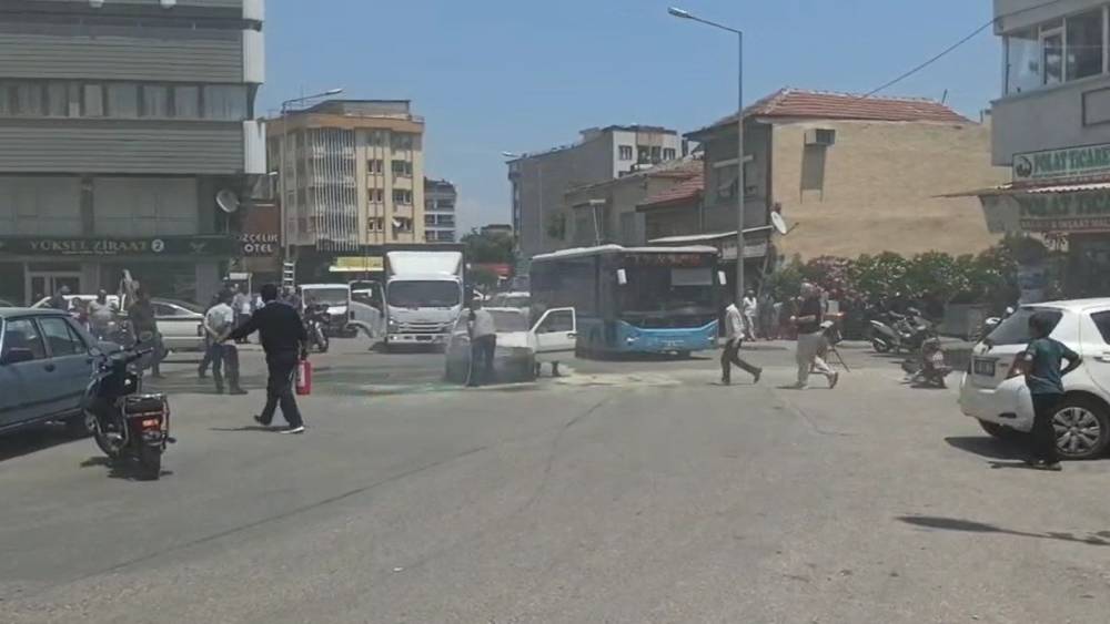 Manisa&rsquo;da seyir halindeki otomobil alev aldı
