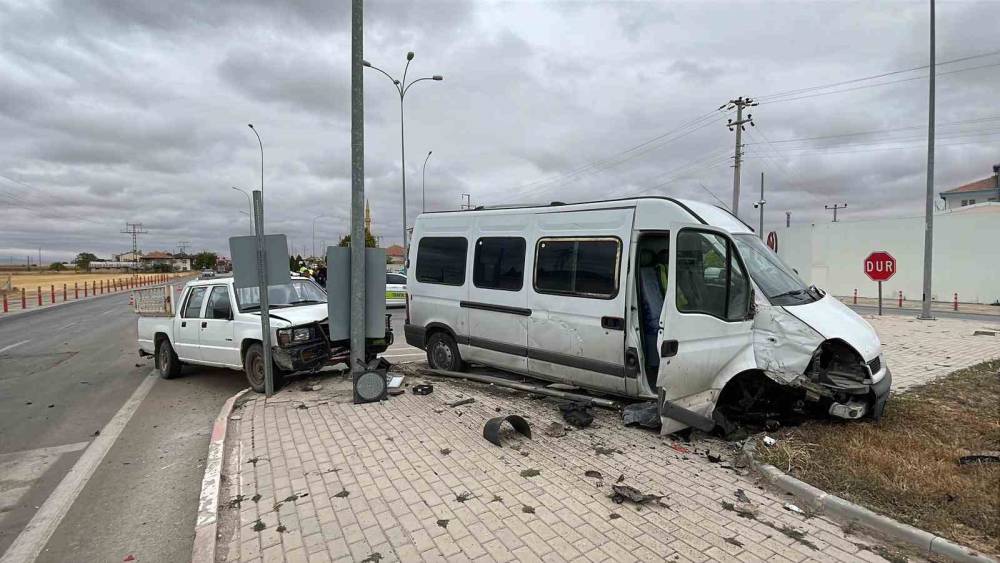 Karaman’da minibüs ile kamyonetin çarpıştığı kaza kamerada: 1 yaralı
