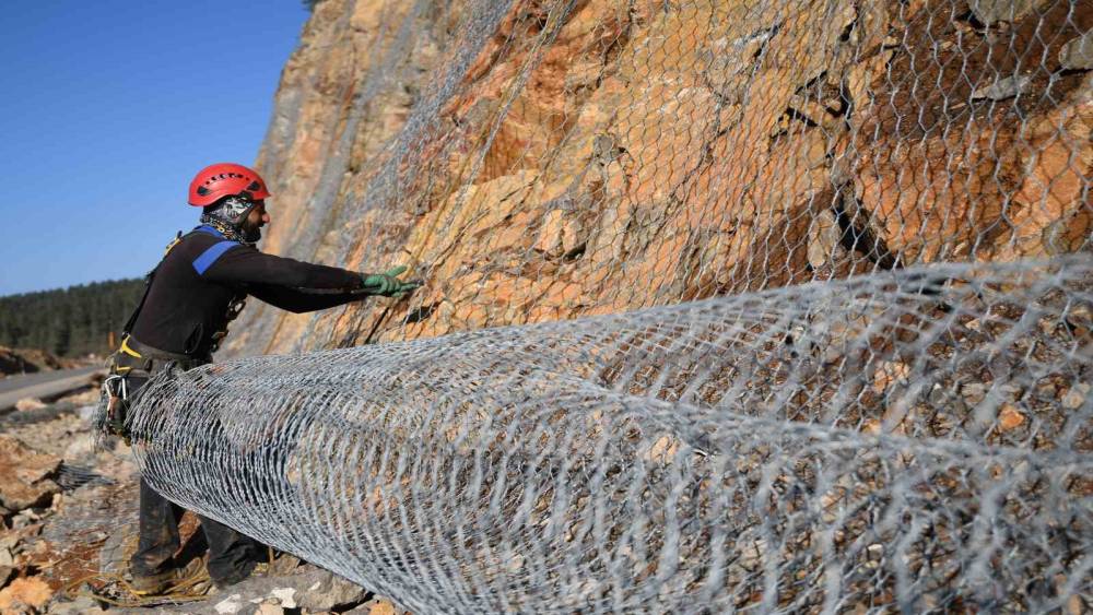 Sık sık heyelanların yaşandığı 2 bin rakımlı dağ çelik ağlarla örülüyor
