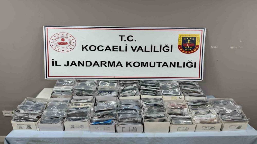 Kocaeli’de 2,6 milyon TL’lik kaçak gözlük ve tütün operasyonu
