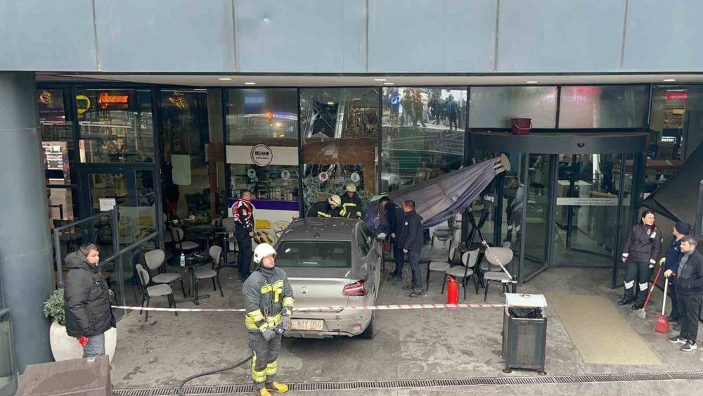 Kontrolden &ccedil;ıkan otomobil AVM&rsquo;deki kafeye girdi: 1 yaralı
