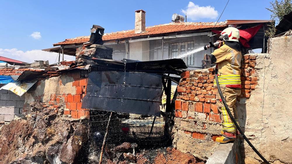 Bah&ccedil;edeki fırında &ccedil;ıkan yangın paniğe neden oldu
