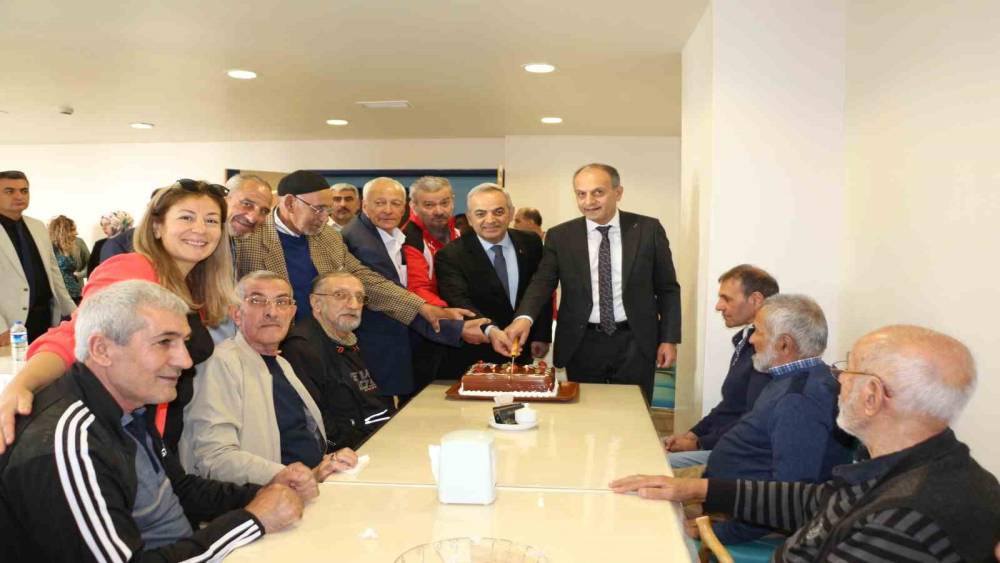 İl Sağlık Müdürü Gecekuşu, huzurevi sakinleriyle bir araya geldi
