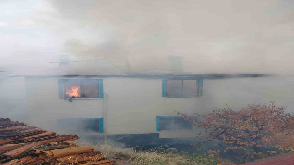 Çorum’da alev alev yanan ev kullanılmaz hale geldi
