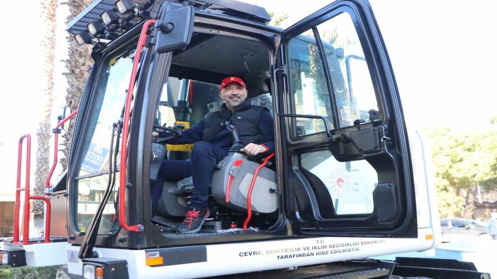 S&ouml;ke Belediyesi&rsquo;ne 15 tonluk ekskavat&ouml;r
