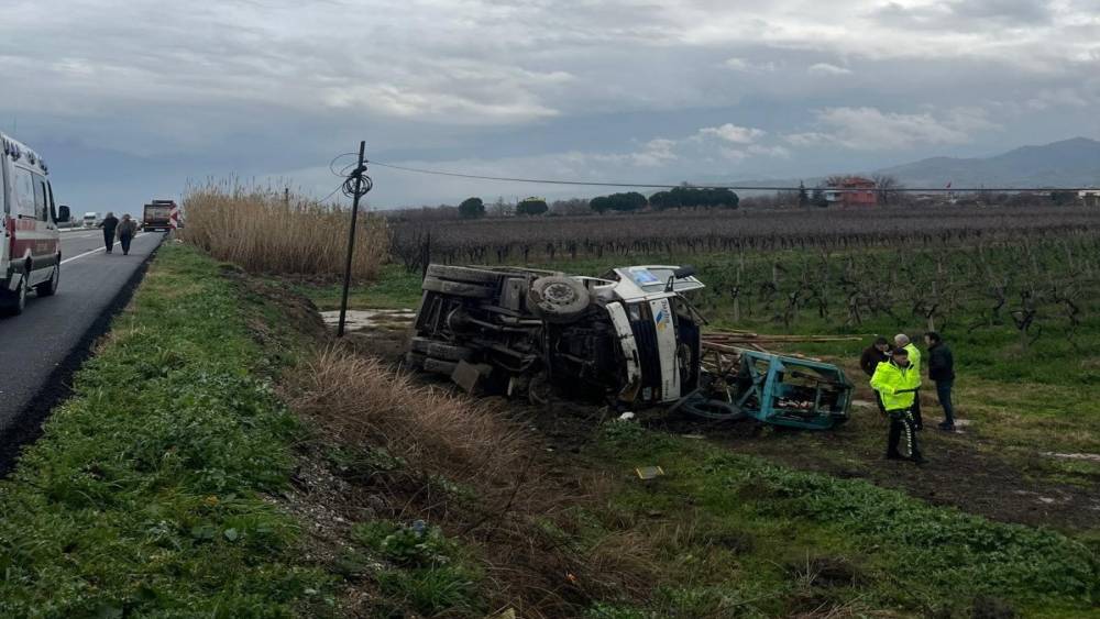 &Ccedil;ekiciden savrulan kamyon şarampole u&ccedil;tu
