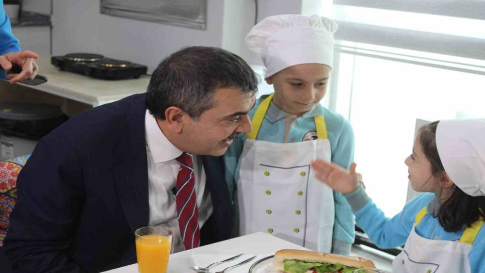 Bakan Tekin&rsquo;den Aydınlı miniklere halı saha s&ouml;z&uuml;
