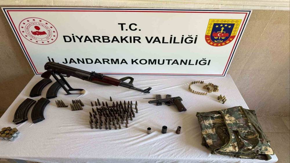 Diyarbakır’da jandarma operasyonlarında çok sayıda silah ve mühimmat ele geçirildi

