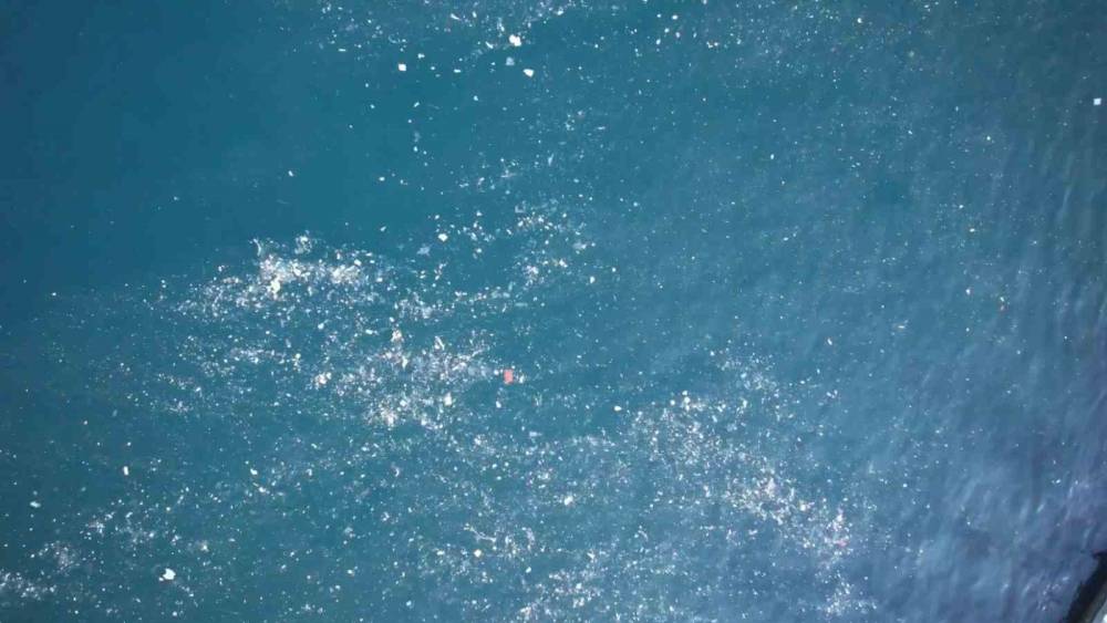 Balat sahilinde olta atan balıkçılar deniz yüzeyinde oluşan kirlilikten şikayetçi
