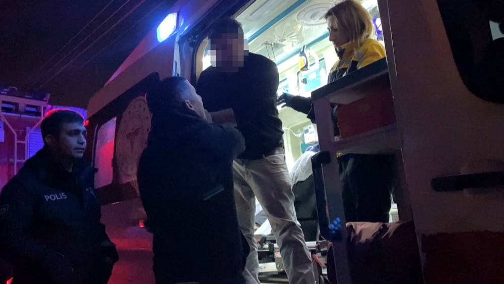 Alkoll&uuml; s&uuml;r&uuml;c&uuml; polislerden polis istedi: "Emniyeti arayın buraya polis ekipleri gelsin"
