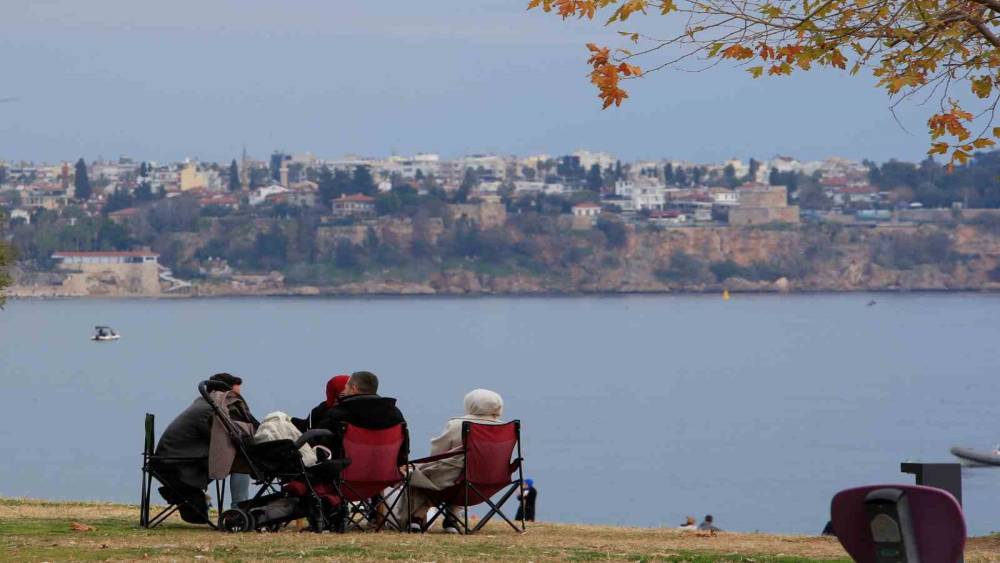 14 ilde &rsquo;sarı kod&rsquo; uyarısı verilirken, Antalya&rsquo;da bahar havası yaşandı
