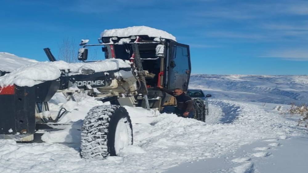 Iğdır&rsquo;da kapalı k&ouml;y yollarında &ccedil;alışmalar s&uuml;r&uuml;yor
