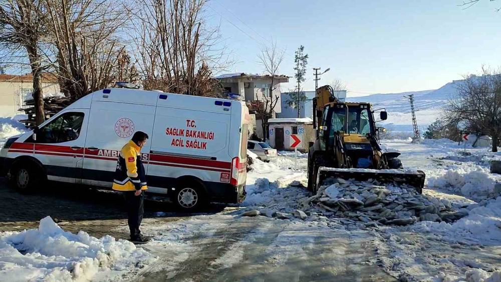 Ekipler ambulansın yolunu a&ccedil;tı, anne ve bebek hastaneye ulaştırıldı

