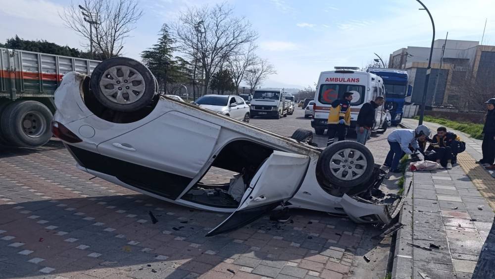 Takla atan otomobilin s&uuml;r&uuml;c&uuml;s&uuml; yaralandı
