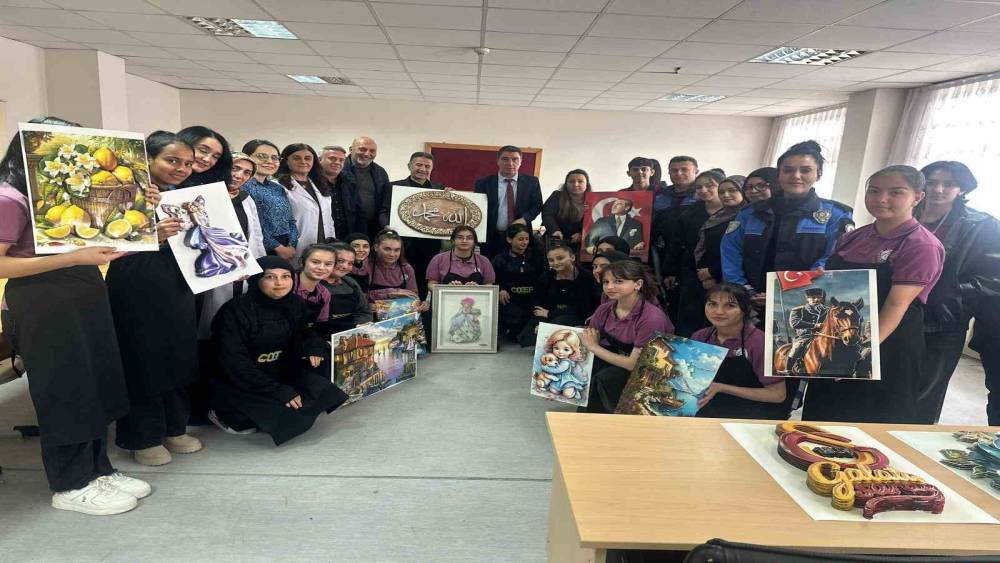 Polisten &ouml;ğrencilere destek: K&acirc;ğıt r&ouml;lyef kursu ziyaret edildi
