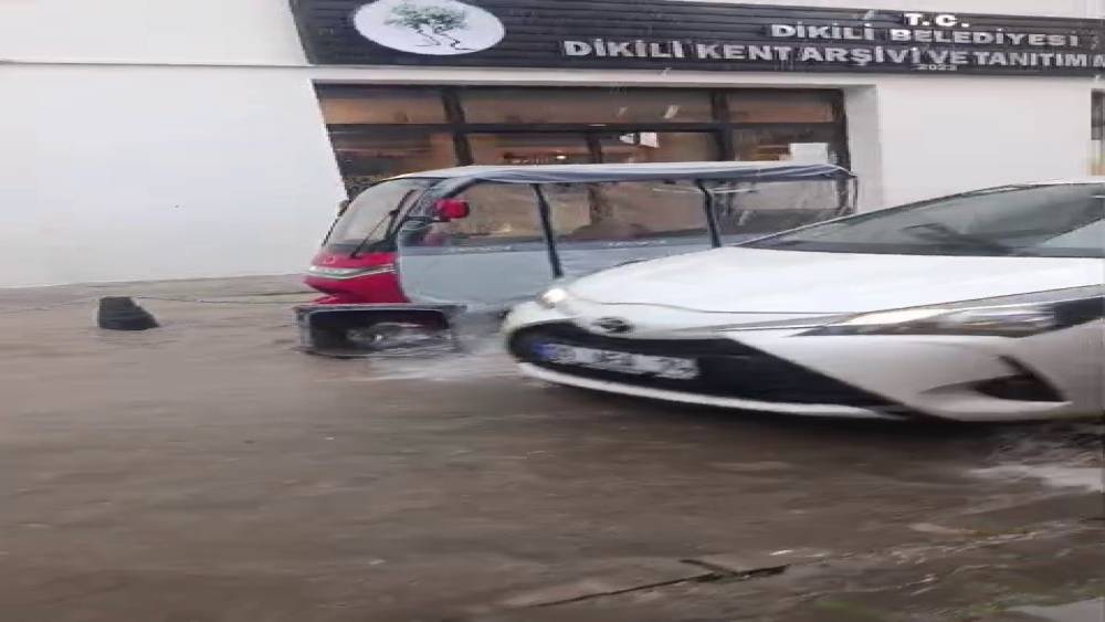 İzmir’de sağanak sokakları göle çevirdi