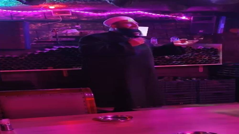 Eğlence mekanına girip ahireti anlattı
