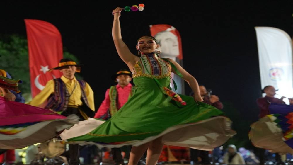 20. Uluslararası Halk Dansları Festivali&rsquo;nde coşku s&uuml;r&uuml;yor
