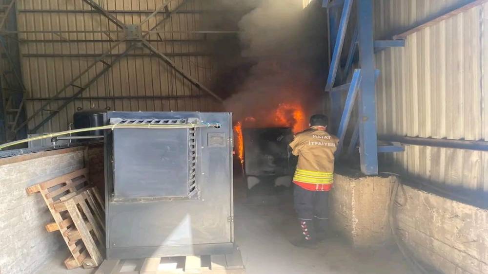 Hatay’da iş yerinde çıkan yangını itfaiye söndürdü
