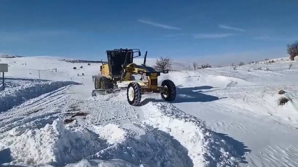 Elazığ&rsquo;da kapalı k&ouml;y yollarında &ccedil;alışmalar s&uuml;r&uuml;yor
