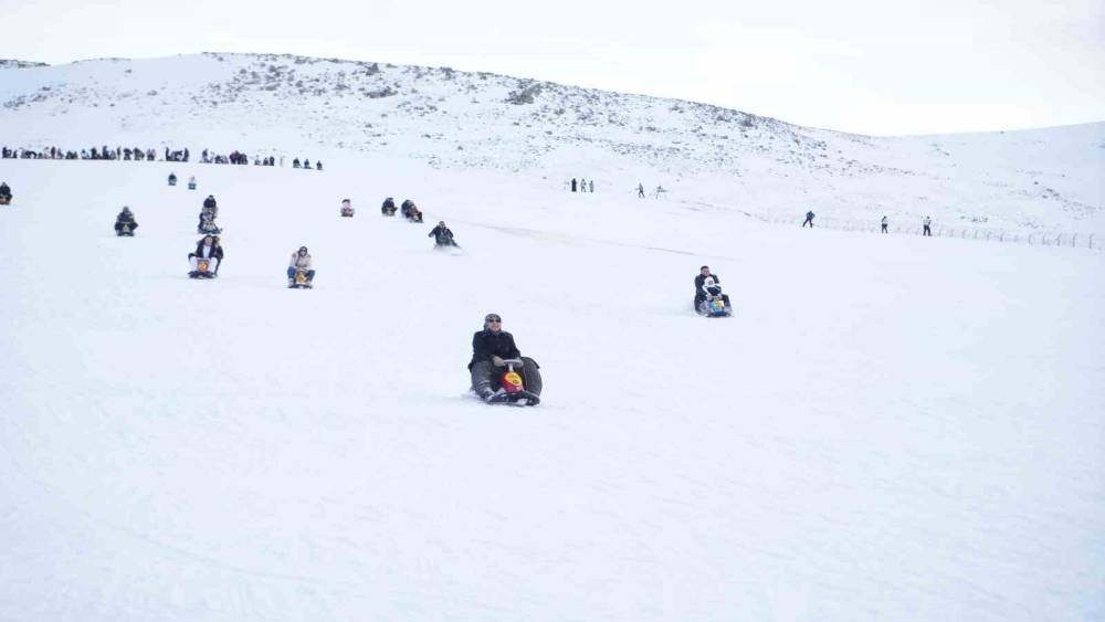 Kar keyfi Keten&ccedil;imen Kayak Merkezi&rsquo;nde yaşandı
