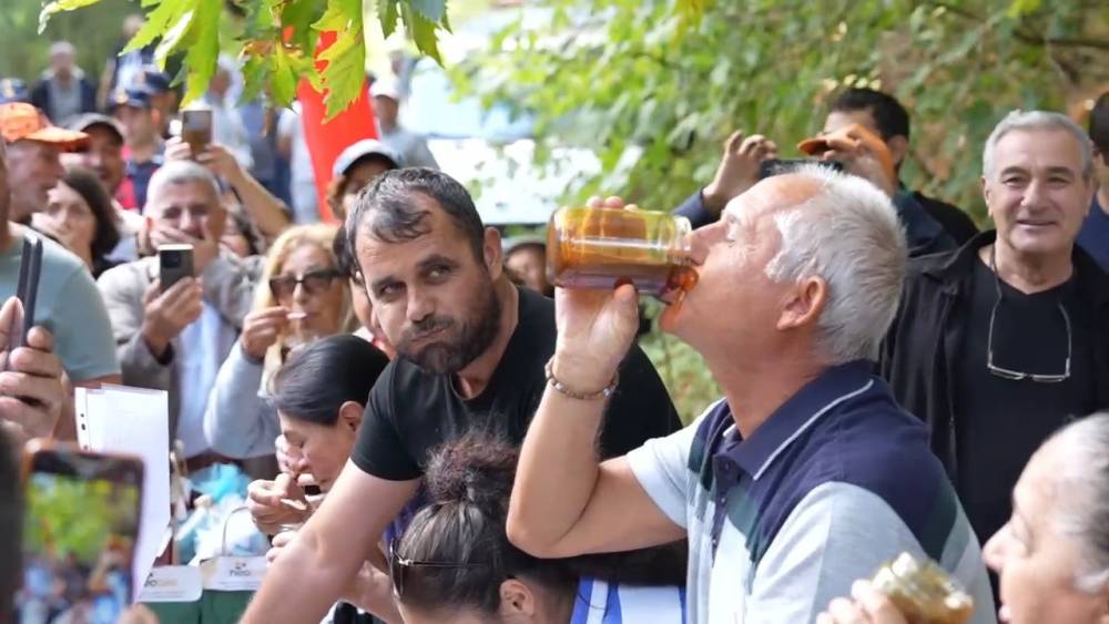2 dakikada 1 kilogram bal yedi, izleyenler hayret etti
