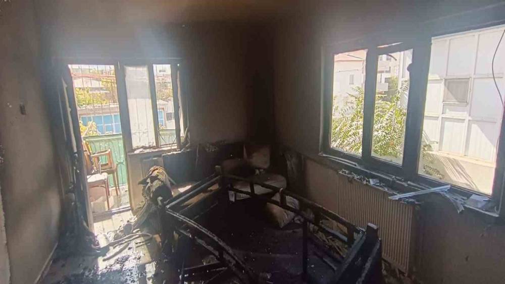 Elbistan’da ikamet yangını
