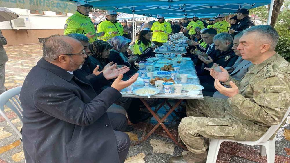 Alaşehir’de şehit olan polis memurları unutulmadı
