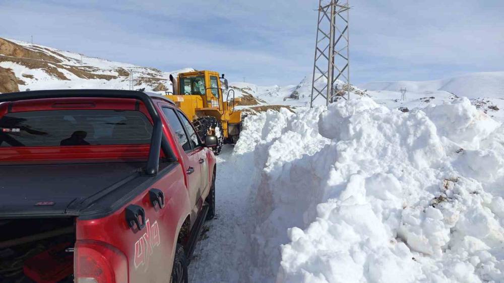 Hakkari&rsquo;de zorlu kışta su seferberliği
